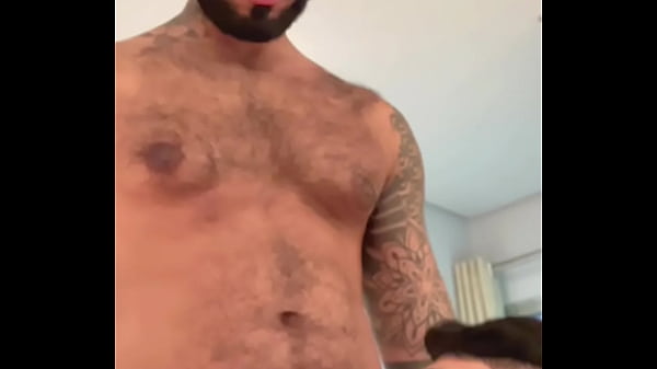 Macho peludo metendo com força no mlk safadinho!